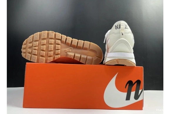 Gum DD1875-100 Vaporwaffle Nike Sail Sacai 0127